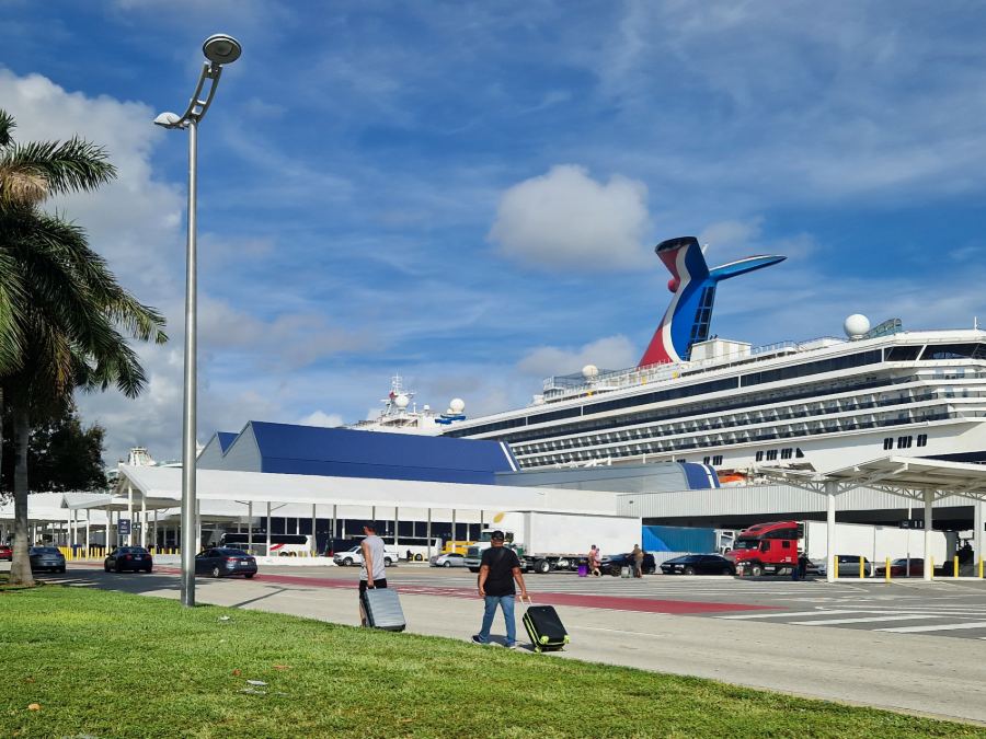 People walking to Miami cruise terminal