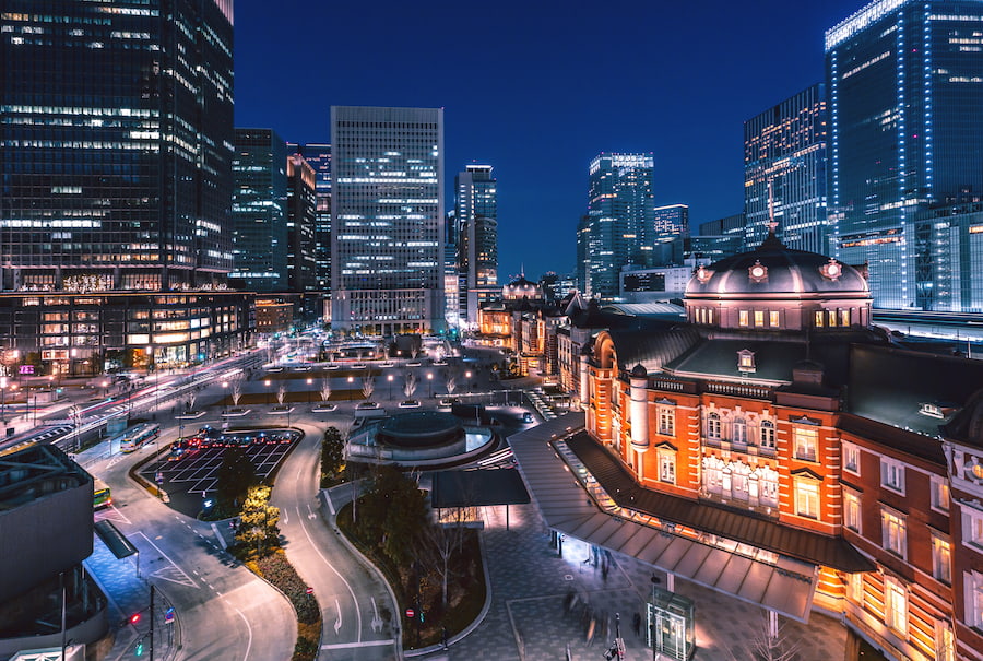 Night view of the historic Tokyo Station building and Marunouchi skyscraper district in Tokyo